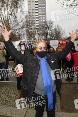 Frank Zander unterstützt Caritas-Foodtruck in Berlin