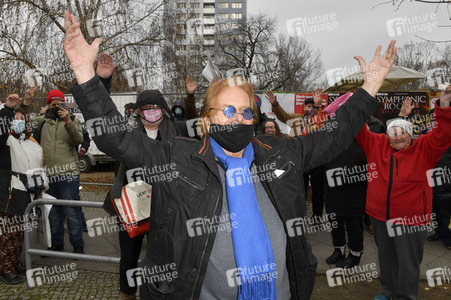 Frank Zander unterstützt Caritas-Foodtruck in Berlin