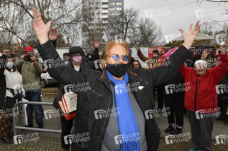 Frank Zander unterstützt Caritas-Foodtruck in Berlin