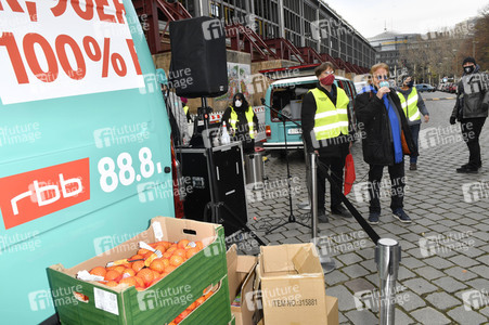 Frank Zander unterstützt Caritas-Foodtruck in Berlin