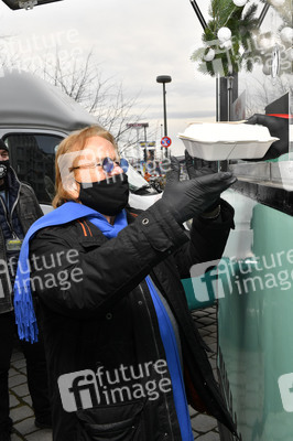 Frank Zander unterstützt Caritas-Foodtruck in Berlin