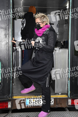 Frank Zander und Prominente unterstützen Caritas-Foodtruck in Berlin