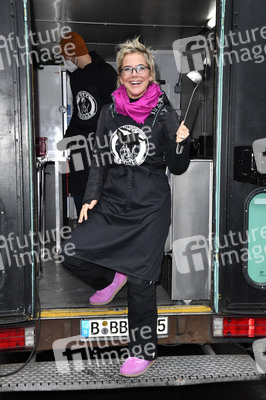 Frank Zander und Prominente unterstützen Caritas-Foodtruck in Berlin