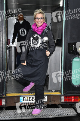 Frank Zander und Prominente unterstützen Caritas-Foodtruck in Berlin