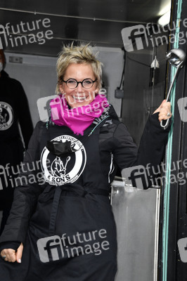 Frank Zander und Prominente unterstützen Caritas-Foodtruck in Berlin