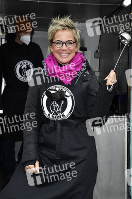 Frank Zander und Prominente unterstützen Caritas-Foodtruck in Berlin