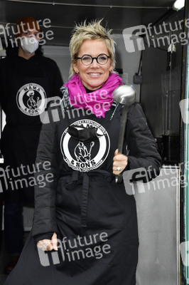 Frank Zander und Prominente unterstützen Caritas-Foodtruck in Berlin