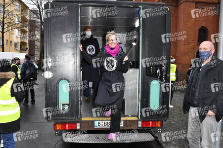 Frank Zander und Prominente unterstützen Caritas-Foodtruck in Berlin