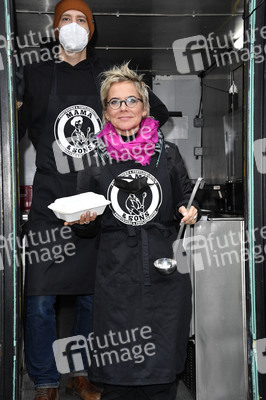 Frank Zander und Prominente unterstützen Caritas-Foodtruck in Berlin