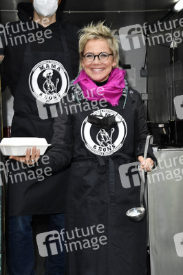 Frank Zander und Prominente unterstützen Caritas-Foodtruck in Berlin