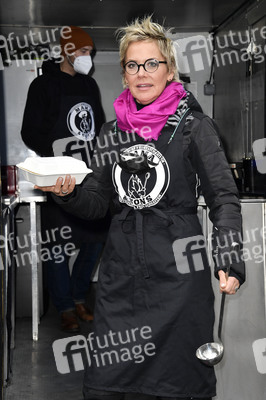 Frank Zander und Prominente unterstützen Caritas-Foodtruck in Berlin