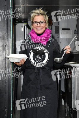 Frank Zander und Prominente unterstützen Caritas-Foodtruck in Berlin