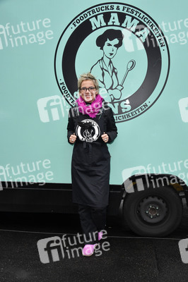 Frank Zander und Prominente unterstützen Caritas-Foodtruck in Berlin