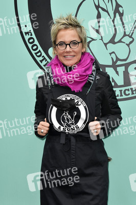 Frank Zander und Prominente unterstützen Caritas-Foodtruck in Berlin