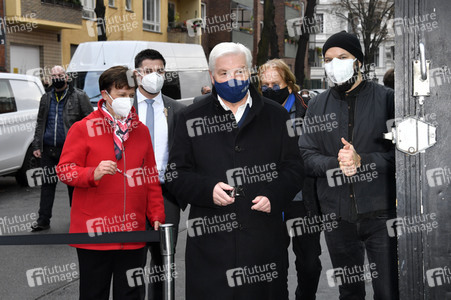 Frank Zander und Prominente unterstützen Caritas-Foodtruck in Berlin
