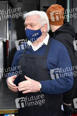 Frank Zander und Prominente unterstützen Caritas-Foodtruck in Berlin