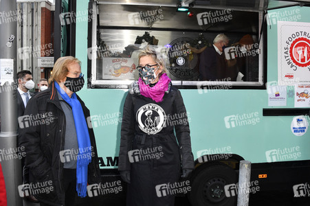 Frank Zander und Prominente unterstützen Caritas-Foodtruck in Berlin