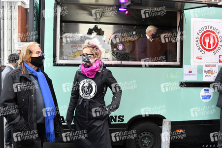 Frank Zander und Prominente unterstützen Caritas-Foodtruck in Berlin