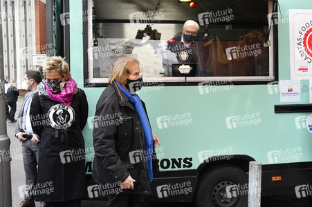 Frank Zander und Prominente unterstützen Caritas-Foodtruck in Berlin