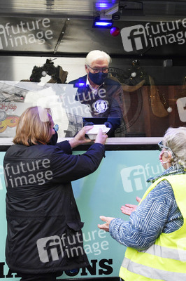 Frank Zander und Prominente unterstützen Caritas-Foodtruck in Berlin