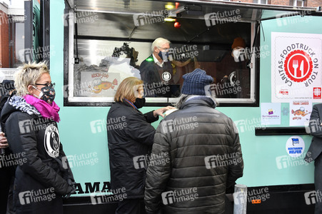 Frank Zander und Prominente unterstützen Caritas-Foodtruck in Berlin