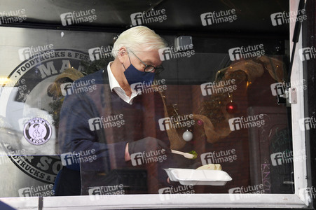 Frank Zander und Prominente unterstützen Caritas-Foodtruck in Berlin