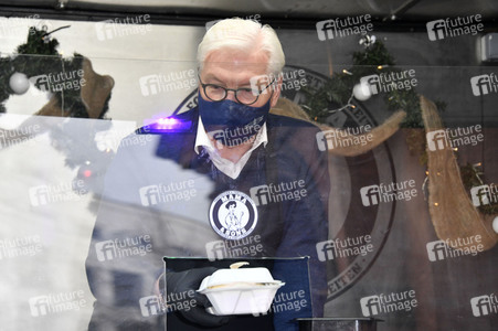 Frank Zander und Prominente unterstützen Caritas-Foodtruck in Berlin