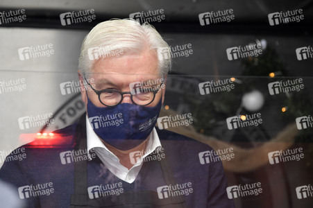 Frank Zander und Prominente unterstützen Caritas-Foodtruck in Berlin