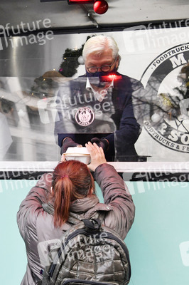 Frank Zander und Prominente unterstützen Caritas-Foodtruck in Berlin