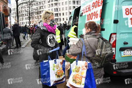 Frank Zander und Prominente unterstützen Caritas-Foodtruck in Berlin