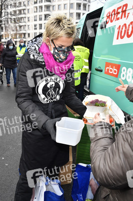 Frank Zander und Prominente unterstützen Caritas-Foodtruck in Berlin