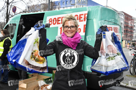 Frank Zander und Prominente unterstützen Caritas-Foodtruck in Berlin