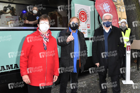 Frank Zander und Prominente unterstützen Caritas-Foodtruck in Berlin