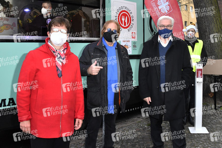 Frank Zander und Prominente unterstützen Caritas-Foodtruck in Berlin