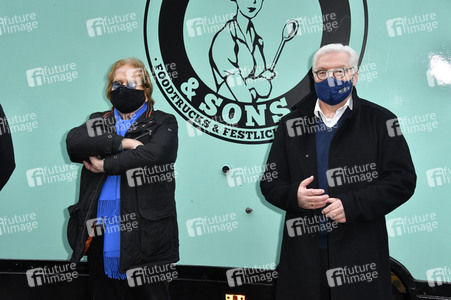 Frank Zander und Prominente unterstützen Caritas-Foodtruck in Berlin