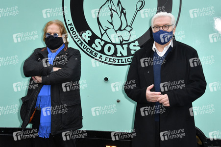 Frank Zander und Prominente unterstützen Caritas-Foodtruck in Berlin