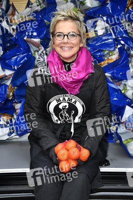 Frank Zander und Prominente unterstützen Caritas-Foodtruck in Berlin