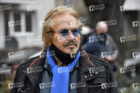 Frank Zander und Prominente unterstützen Caritas-Foodtruck in Berlin