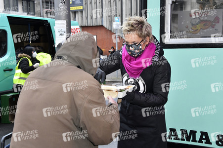 Frank Zander und Prominente unterstützen Caritas-Foodtruck in Berlin