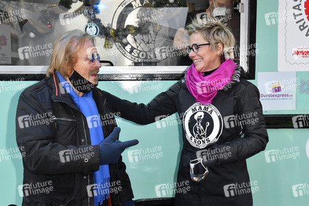 Frank Zander und Prominente unterstützen Caritas-Foodtruck in Berlin