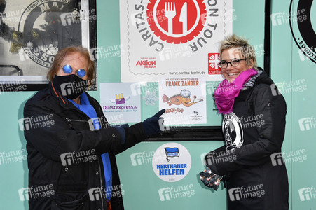 Frank Zander und Prominente unterstützen Caritas-Foodtruck in Berlin