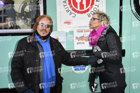 Frank Zander und Prominente unterstützen Caritas-Foodtruck in Berlin
