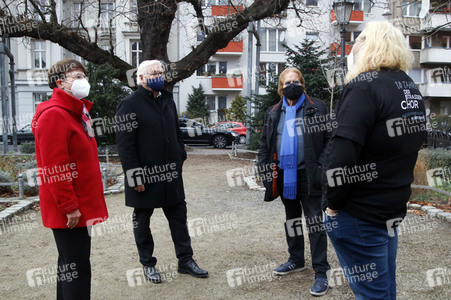 Frank Zander und Prominente unterstützen Caritas-Foodtruck in Berlin