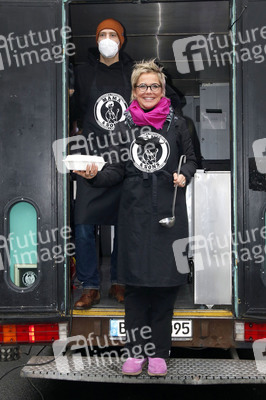 Frank Zander und Prominente unterstützen Caritas-Foodtruck in Berlin