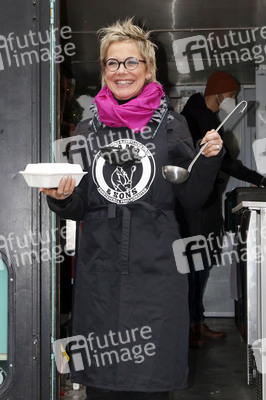 Frank Zander und Prominente unterstützen Caritas-Foodtruck in Berlin