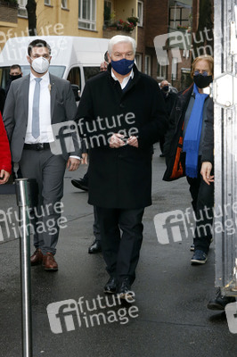 Frank Zander und Prominente unterstützen Caritas-Foodtruck in Berlin