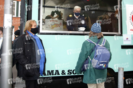 Frank Zander und Prominente unterstützen Caritas-Foodtruck in Berlin