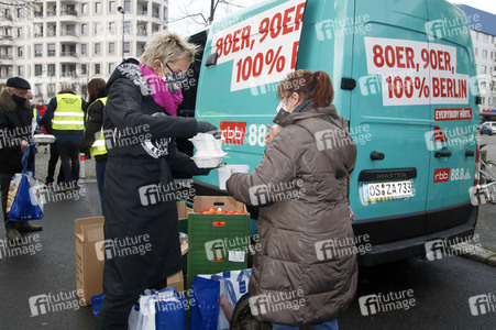Frank Zander und Prominente unterstützen Caritas-Foodtruck in Berlin