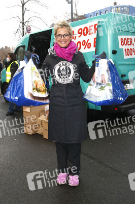 Frank Zander und Prominente unterstützen Caritas-Foodtruck in Berlin