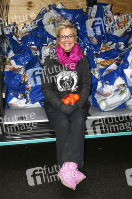 Frank Zander und Prominente unterstützen Caritas-Foodtruck in Berlin